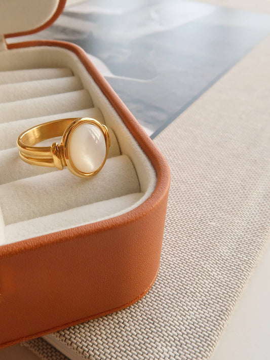 Mother of Pearl Oval Gold Ring | 18k Gold